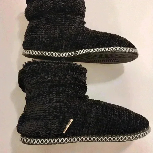 - Muk luk black night slippers - Picture 1 of 14